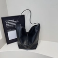 Bolso tipo cubo minimalista de cuero negro con cordón y correa de hombro - Sin colgante / Negro