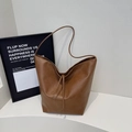 Bolso tote minimalista en ecopiel marrón caramelo con cordón ajustable y asas finas - Sin colgante / Marrón