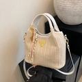 Beige geflochtene Beuteltasche mit weißem Lederbesatz und goldenem Dreiecks-Logo-Detail - Mit Anhänger / Weiß
