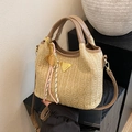 Beige geflochtene Strohtasche mit braunen Ledergriffen und goldenem Tennis-Anhänger - Mit Anhänger / Khaki