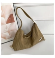 Détail du sac cabas kaki plissé avec cordon en métal et étiquette de marque tissée - Marron