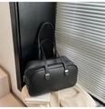 Detailansicht der schwarzen Handtasche aus Leder mit Litschistruktur und Silberreißverschluss - Schwarz