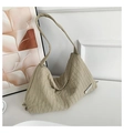 Detail van de lichtgroene geplooide hobo-tas met een wit Superior-zijlabel - Khaki