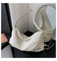 Detail van witte geplooide nylon tote tas textuur en bruin lederen Superior label - Broken Wit