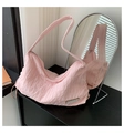 Roze geplooide crossbody draagtas met Superior label op zwart minimalistisch oppervlak - Roze