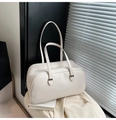 Weiße Handtasche aus Leder mit Lychee-Narbe, langen Griffen und silbernen Metallteilen - Weiß