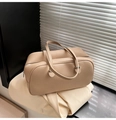 Minimalistische beige Kissentasche aus Kieselleder mit Griffen und Reißverschluss - Khaki