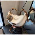 Détail du sac demi-lune blanc avec garniture en cuir marron et breloque en peluche - Blanc Cassé Avec Pendentif