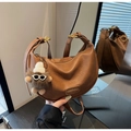 Détail du sac bandoulière en cuir marron grainé avec un pendentif peluche mignon - Marron avec pendentif