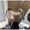 Détail du sac lune argenté avec plaque logo et breloque monstre en peluche marron - Argent (Avec Pendentif)