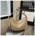 Gros plan du sac hobo en nylon beige avec logo MANWU et détail de cordon noué - Kaki