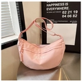 Détail du sac hobo en nylon rose avec broderie MANWU sur une table en métal - Rose