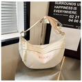 Détail du sac demi-lune en nylon crème avec broderie rose et tirette de zip tissée - Blanc Cassé