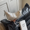 Bolso croissant plateado con textura plisada y correa de hombro ajustable - Blanco Roto