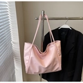 Detail einer hellrosa großen Tragetasche mit Satin-Finish an einem Kleiderständer - Rosa (Ohne Anhänger)