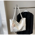 Dettaglio della borsa tote bianca in ecopelle con ciondolo a forma di orso su stand - Bianco Sporco (Con Ciondolo)