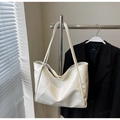 Dettaglio della texture in pelle PU bianca liscia e dei robusti manici della borsa - Beige (Senza Ciondolo)
