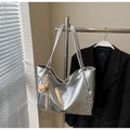 Detail der silbernen Metallic-Tasche mit süßem braunem Plüschbär-Anhänger an der Seite - Silber (Mit Anhänger)