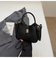 Detailansicht der schwarzen Handtasche aus Litschi-Leder mit goldenem Drehverschluss - Ohne Anhänger / Schwarz