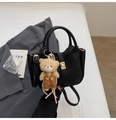 Nahaufnahme der schwarzen Handtasche mit Litschi-Maserung, Drehschloss und Bärenanhänger - Mit Anhänger / Schwarz