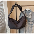 Detalle de bolso medialuna de nailon gris oscuro con gran capacidad y correa ajustable - Negro