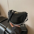 Glänzende schwarze Halbmond-Schultertasche mit silberner Kette und Mondanhängern - Schwarz
