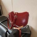 Rote Lackleder-Satteltasche mit Mondanhänger-Kette und verstellbarem Lederriemen - Rot