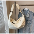 Bolso tipo dumpling beige minimalista con correa negra y tejido de nailon ligero y suave - Blanco Roto