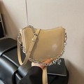 Schicke beige Halbmond-Hobo-Tasche mit silberner Kette und glatter Kunstleder-Optik - Khaki
