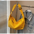 Bolso tote de nailon amarillo brillante con correa negra ajustable para el hombro - Amarillo