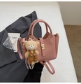 Borsa in pelle martellata rosa con ciondolo a forma di orsetto e chiusura a scatto dorata - Con Ciondolo / Rosa