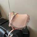 Modische hellrosa glänzende Satteltasche mit Silberkette und verstellbarem Lederriemen - Rosa
