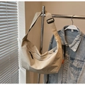 Bolso hobo de nailon beige extragrande con correa ancha ajustable para uso diario - Caqui