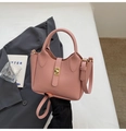 Borsa a mano rosa in pelle martellata con chiusura dorata e tracolla rimovibile - Senza Ciondolo / Rosa