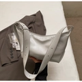 Borsa a mezzaluna minimalista grigio chiaro morbida con tracolla larga e finitura opaca - Grigio