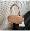 Detalle de bolso en cuero rosa claro texturizado con asas dobles y correa de hombro - Rosa