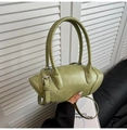 Detalle del bolso Boston verde matcha con hebilla plateada y correa ajustable - Verde