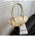 Detalle del bolso de cuero blanco crema con hebilla ajustable de metal plateado - Blanco