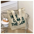 Beigefarbene Mesh-Strandtasche mit grünem 'HERE COMES THE SUN' Schriftzug für den Urlaub - Gebrochenes Weiß
