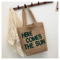 Hellbraune Strandtasche mit grünem Here Comes The Sun Stickerei am Holzhaken - Khaki