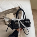 Schwarze Boston-Tasche aus Kunstleder mit weißer Spitzen-Schleife und Silberschnalle - Schwarz