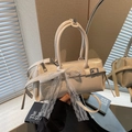 Cremefarbene Schultertasche mit Spitzen-Schleife und Kunstleder-Oberfläche - Cremeweiß