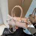 Handtasche aus rosa Lackleder mit Spitzenschleife und coolen Metall-Schnallen im Stil - Rosa