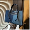 Bolso tote grande de mezclilla bicolor con asas de cuero azul y cremallera dorada - Azul oscuro