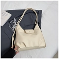Detalle del bolso de hombro blanco roto textura lichi con perlas y lazo de encaje - Beige Con Amuleto