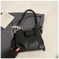 Detalle de bolso tote negro de cuero granulado con colgante de encaje de perlas y solapa - Negro Con Colgante