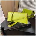 Bolso baguette minimalista con solapa asimétrica en cuero verde neón y herrajes plateados - Verde
