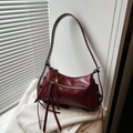 Bolso de hombro rojo oscuro brillante con flecos largos y un acabado de cuero retro - Burdeos
