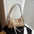 Bolso de hombro en charol beige con cremalleras de borlas largas y diseño retro elegante - Caqui