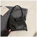 Bolso hobo grande de cuero granulado negro con hebillas plateadas y cierre de presión - Negro sin Colgante